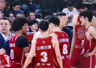强力中锋在比赛中砍下三双，赢得观众掌声的简单介绍